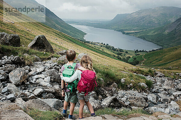 Geschwister umarmen sich und genießen die wunderschöne Aussicht über Scafell Pike