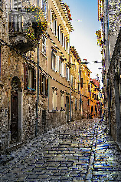 Leere Straße in der idyllischen Altstadt von Rovinj