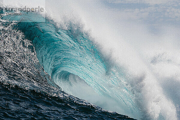 Saubere und kraftvolle Welle  die an einem Strand auf den Kanarischen Inseln bricht