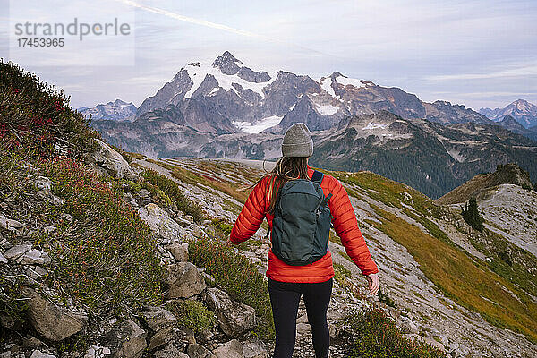 Frau In Roter Jacke Wandern In Den North Cascades