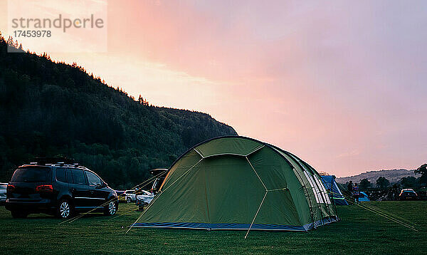 Aufgeschlagenes Familienzelt auf einem Campingplatz im Snowdonia-Nationalpark  Wales