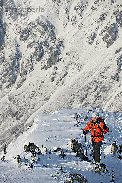 Frau wandert im Winter in Nordwales auf den Mount Tryfan
