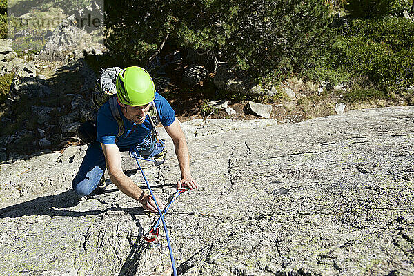 Mann klettert in Panticosa  Tena-Tal  Provinz Huesca  Spanien.