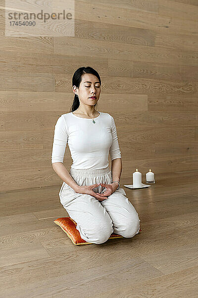 Asiatische Frau praktiziert Yoga  sitzt in Seiza-Pose  Vajrasana-Übung