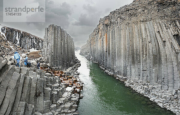 Basaltsäulenschlucht mit geometrischen Formen