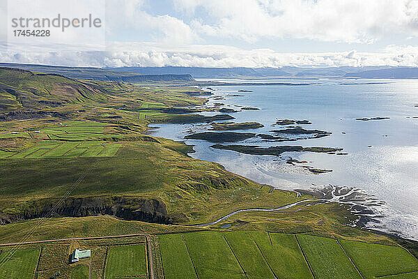 Wunderschönes landwirtschaftliches Land am Meer in Island.