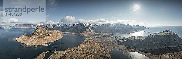Vulkanberg Kirkjufel aus der Luftaufnahme im Panorama