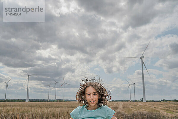 Junges Mädchen vor dem Windparkfeld