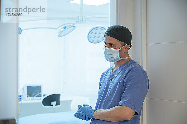 Männlicher Chirurg vor Beginn der Operation im Operationssaal