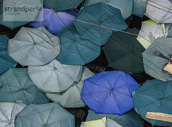 Umbrella schützt einen Markt in Phnom Penh