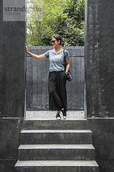Schöne Frau steht im Eingang des Khao Yai Nationalparks
