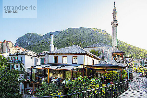 Moschee und Minarett in der Kleinstadt Mostar