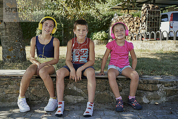 Drei Kinder lächeln vor der Kamera