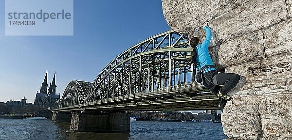 Bergsteigerin auf der Hohenzollernbrücke in Köln