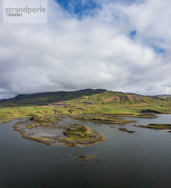 Kleine Inseln in der Bucht Króksfjörður im Westen Islands.