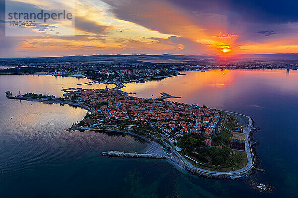 Luftaufnahme einer Küstenstadt bei Sonnenuntergang