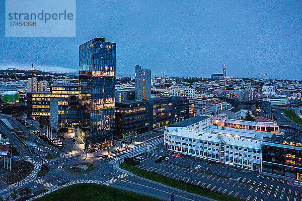 Die Stadt Reykjavik bei Nacht.