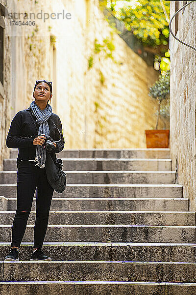 Touristin fotografiert in der Altstadt von Dubrovnik