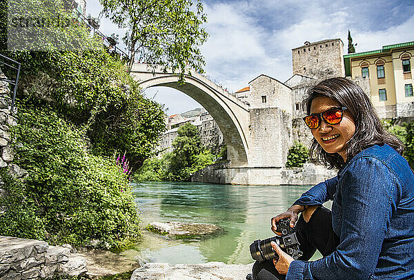 Frau fotografiert die berühmte Brücke Stari Most in Mostar