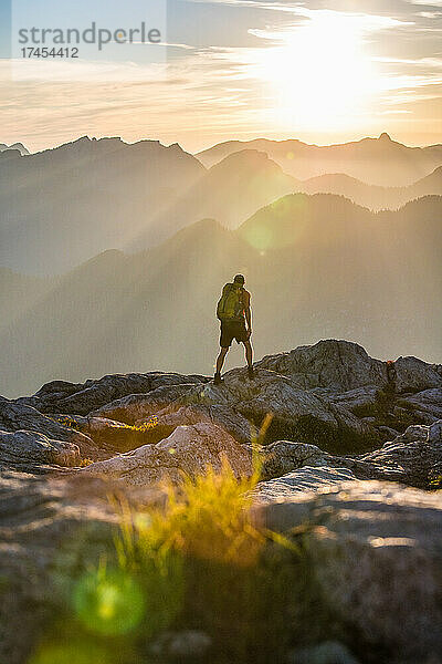 Rückansicht eines Wanderers auf einem ruhigen Bergrücken  Vancouver B.C.