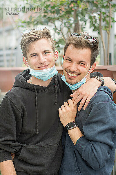 Junges  kaukasisches männliches Paar während der Zeit der Coronavirus-Pandemie