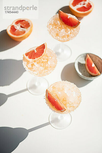 Rosa Grapefruit-Margarita-Cocktails auf weißem Hintergrund mit Schatten