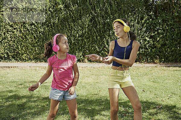 Zwei Mädchen spielen im Hinterhof  während sie ein Gelb tragen