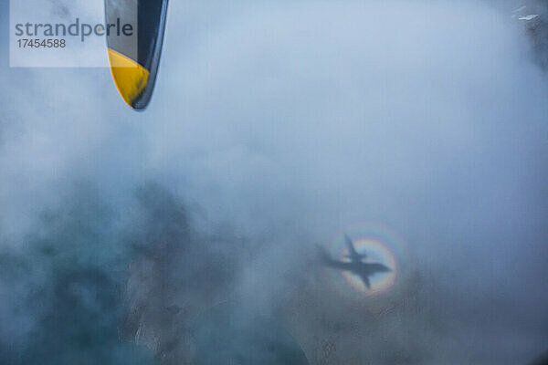 abstrakte Ansicht des Flugzeugschattens in einem Regenbogenring