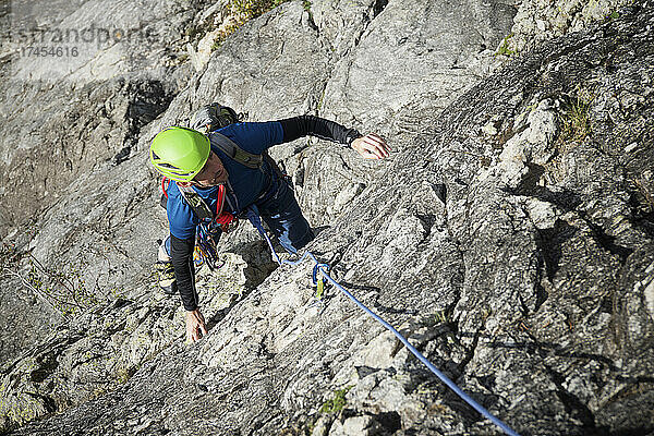 Mann klettert in Panticosa  Tena-Tal  Provinz Huesca  Spanien.