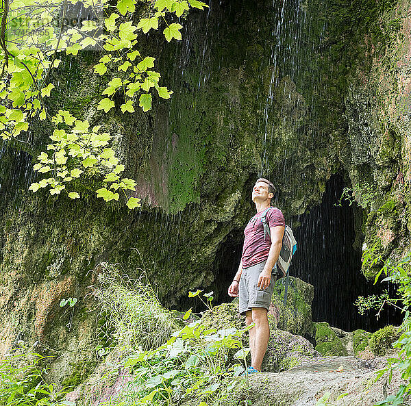 Erwachsener Mann genießt die Natur beim Wandern am Sipote-Wasserfall  Transy