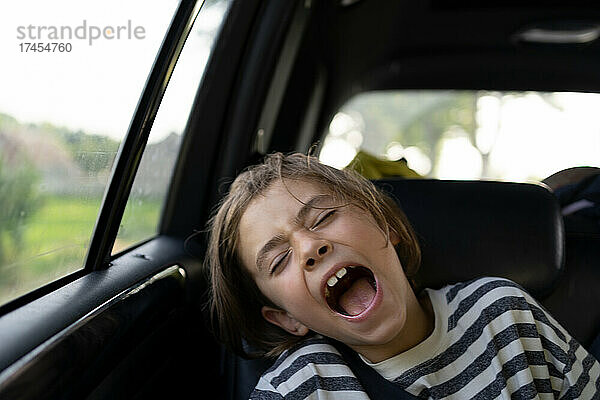 Kind schreit im Auto auf der Autofahrt