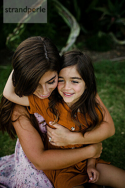 Mutter und Tochter umarmen sich in San Diego