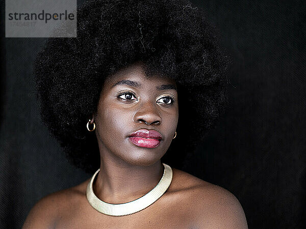 Schöne junge schwarze Frau mit Afro-Haaren