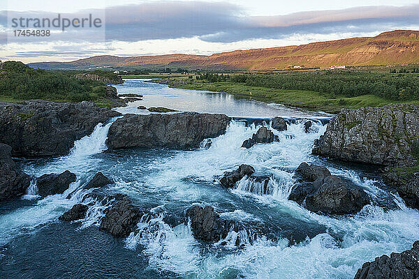Ein wunderschöner Wasserfall im Abendlicht in Island. Glanni-Wasserfall.