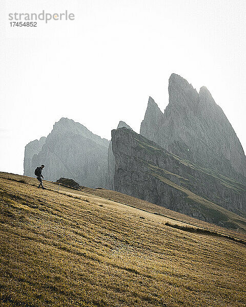 Mann spaziert auf einem Bergpfad