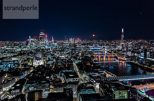 Nachtansicht der Londoner Stadt mit Lichtern von Gebäuden und Straße