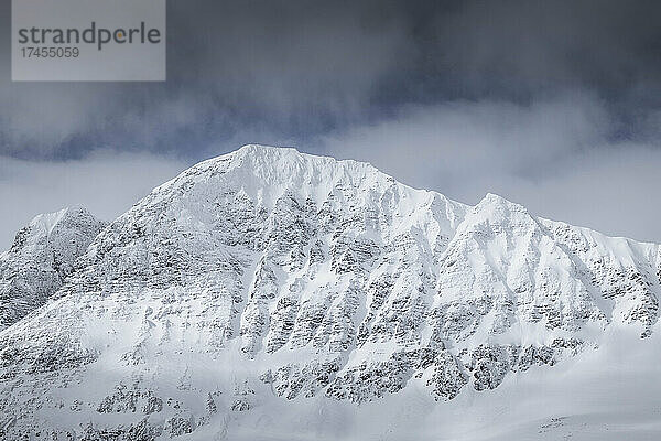 hoher Berg schneit in Nordisland