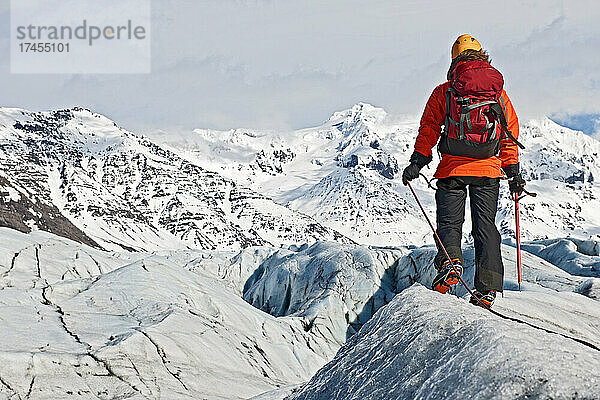 Bergsteiger erkundet den Svinafellsjökull-Gletscher in Skaftafell/Island