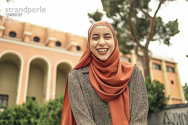 Nahaufnahme eines lächelnden muslimischen Frauenporträts