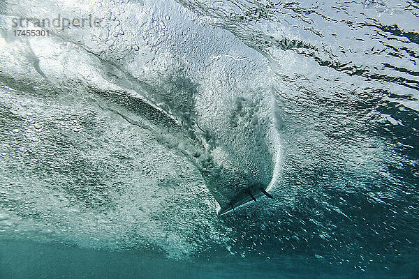 Unterwasseransicht eines Surfers auf einer Welle