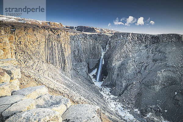 Litlanesfoss-Wasserfall mit Basaltsäulen aus der Vogelperspektive eingefroren