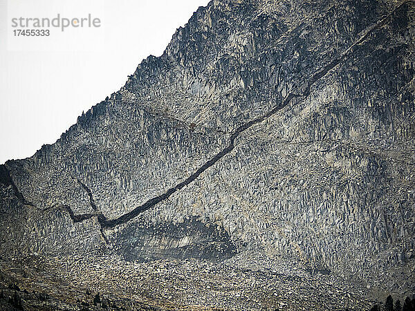 Ein Deich verläuft durch Granitfelsen auf einem Gipfel in der Eagle Cap Wilderness