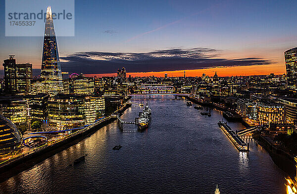 Luftaufnahme des Shard Tower bei Sonnenuntergang in London