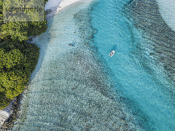 Luftaufnahme eines Bootes im Indischen Ozean  Malediven