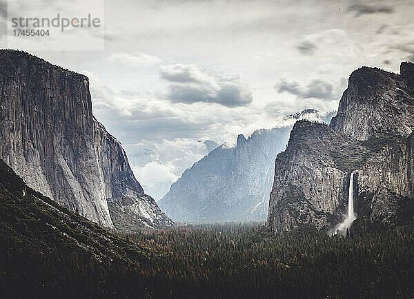 Tunnelblick Bridal Veil Falls Yosemite Nationalpark an bewölktem Tag