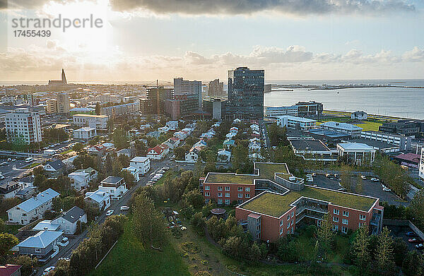 Luftaufnahme der Stadt Reykjavik in der Nachmittagssonne.