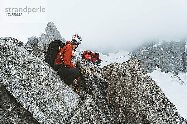 Bergsteiger sichert seinen Partner auf einer dünnen Bergkette in der Nähe des Mont Blanc
