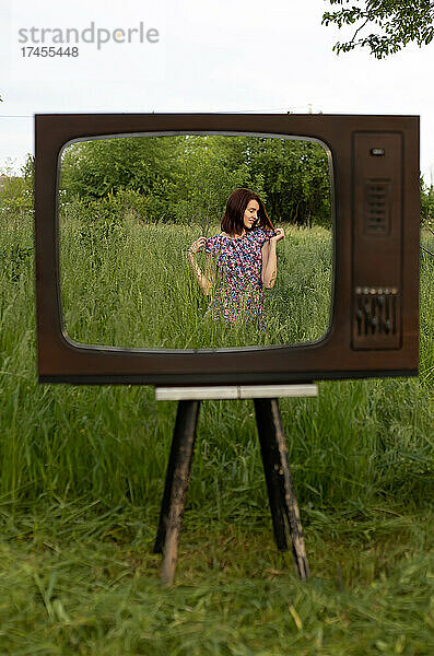 Glückliche Frau in alter TV-Rahmenbox