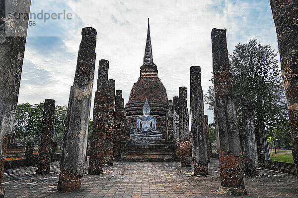 Pagode im historischen Park in Sukhothai im Norden Thailands