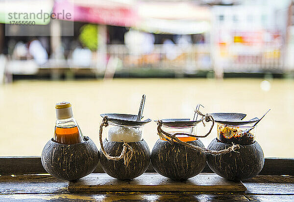Traditionelle thailändische Gewürze im Restaurant im Freien